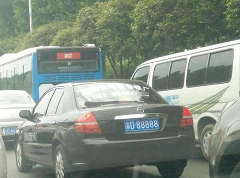 成都酒店設(shè)計(jì)公司網(wǎng)訊：民警稱這牌要是真的,我把它吃了