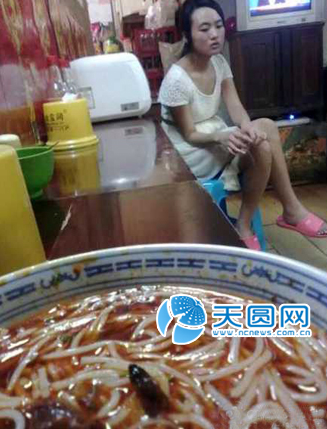 成都樣板間設計公司網訊：男子面中吃出蟑螂 逼女店主當場生吞